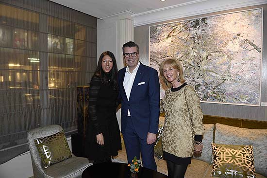 Wolfgang Greiner, Fiona Tan und Mutter Helga Piaget bei der Fiona Tan Austellungseröffnung  und Vernissage Blossoms in Transformation" im Mandarin Oriental , Munich in München am 24.01.2018 Agency People Image (c) Michael Tinnefeld